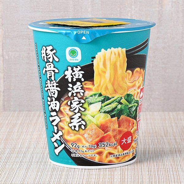 ファミリーマート 横浜家系 豚骨醤油ラーメン